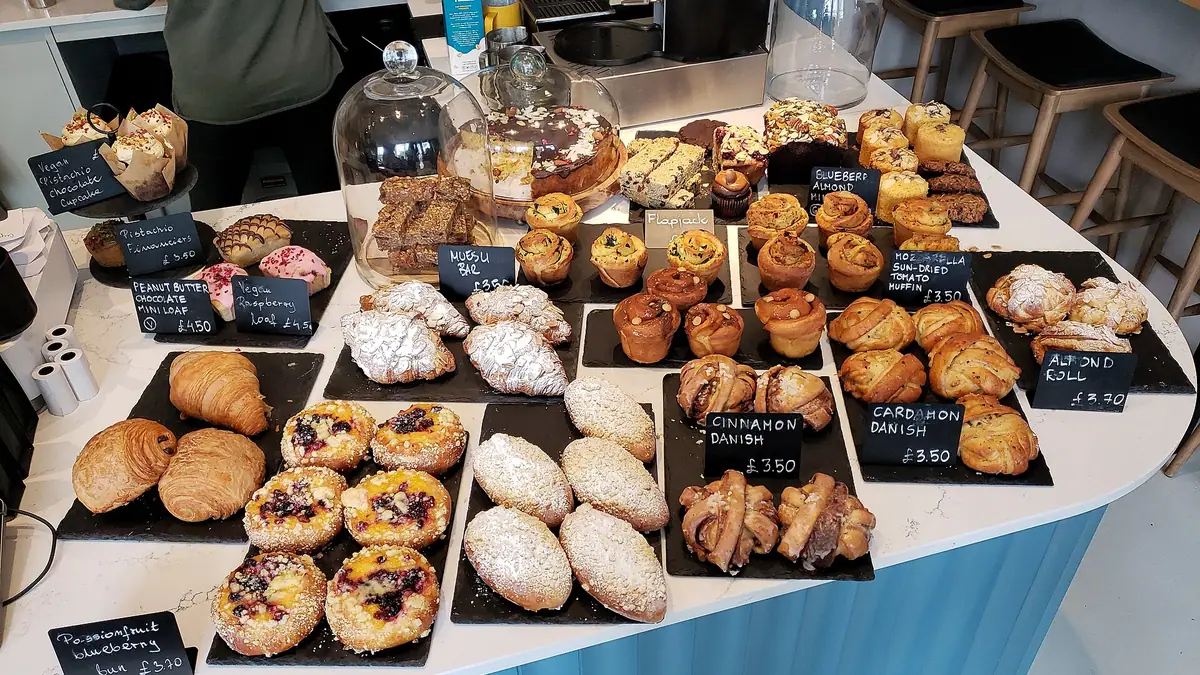 Yvonne's Bakers and Snack Shop – bakery in Shotts town centre